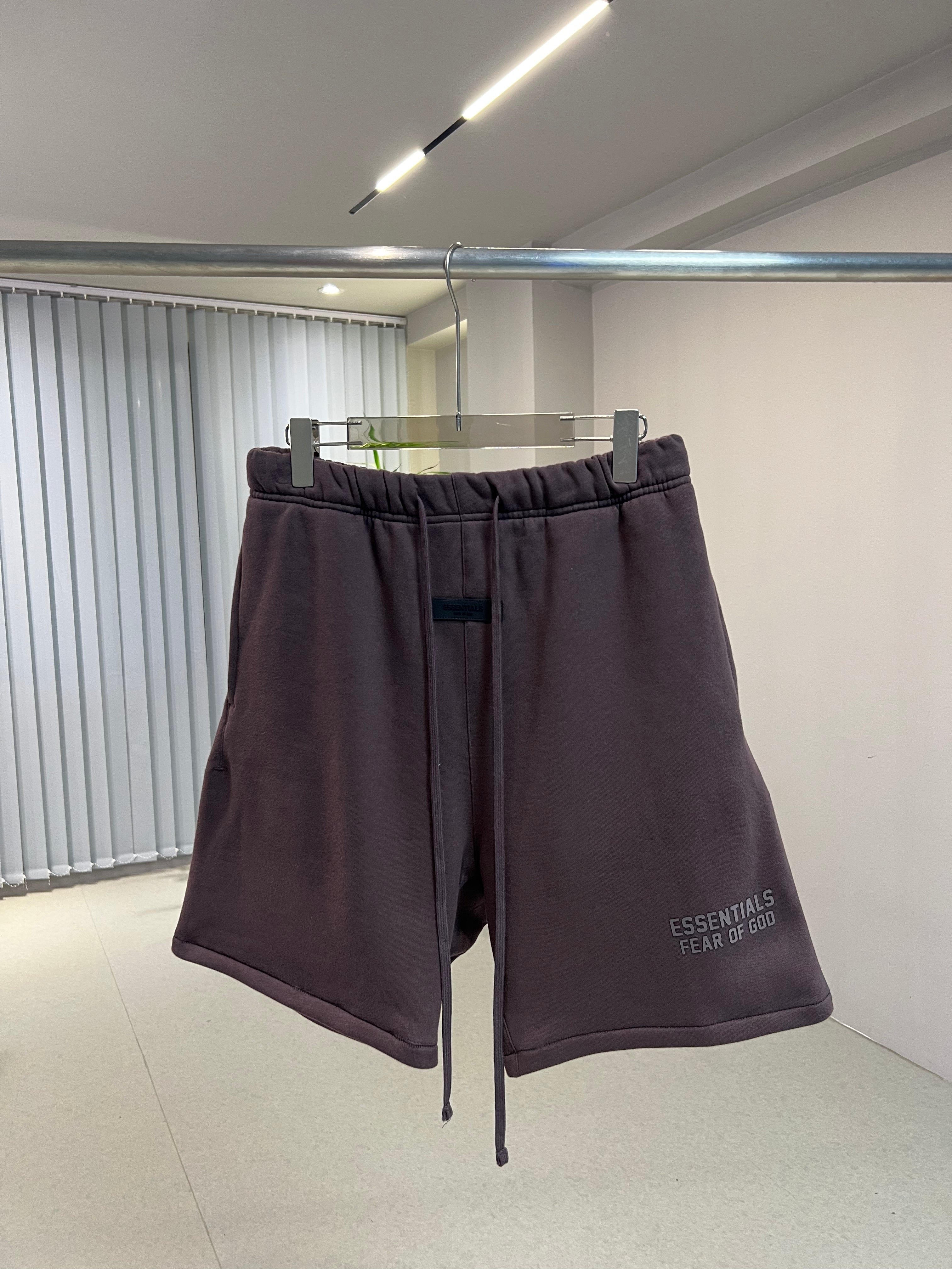 Fear of God Shorts Essentials - Plum / Off Black