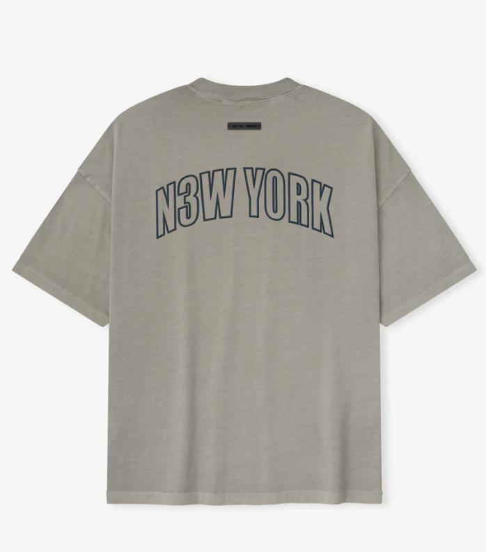 Essentials Playera "3553NT1AL5" Arch Logo Tee.